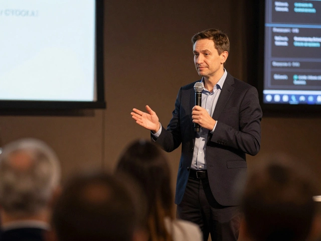 Как называется человек, который ведет конференцию: роль, обязанности и навыки модератора